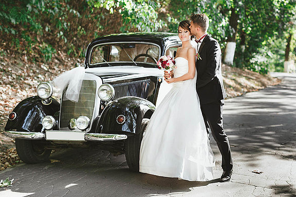 Hochzeitspaar mit Auto © veles_studio - Fotolia